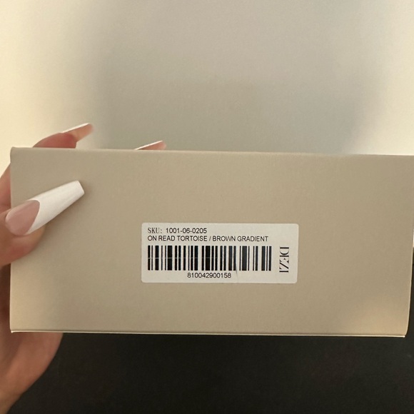 Dezi Sunglasses Tortoise - Picture 4 of 5